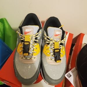 AIR MAX 90 SIZE 8 MEN /9.5 WOMEN
